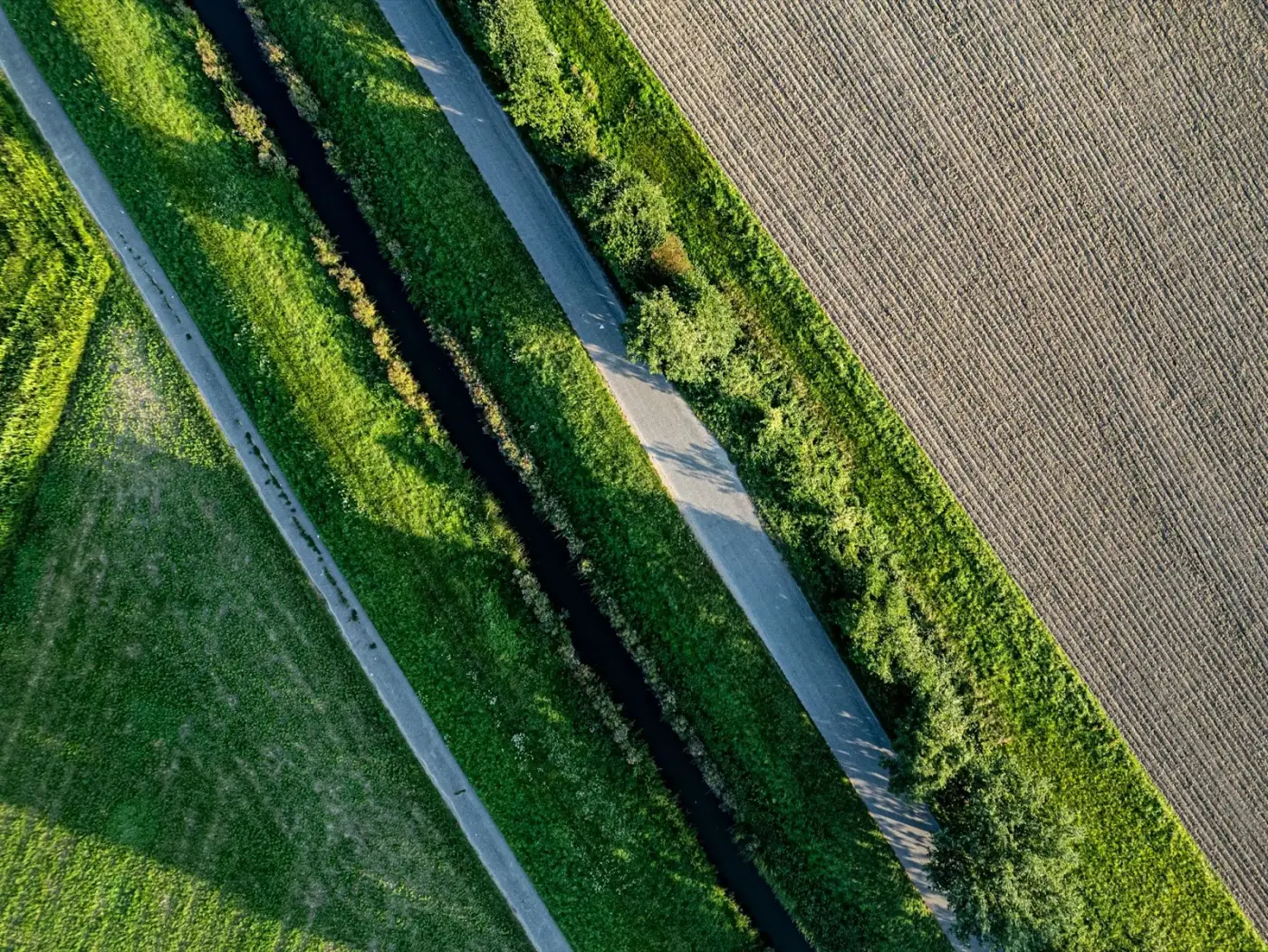 Vista aérea de campos y un camino rural en Europa
